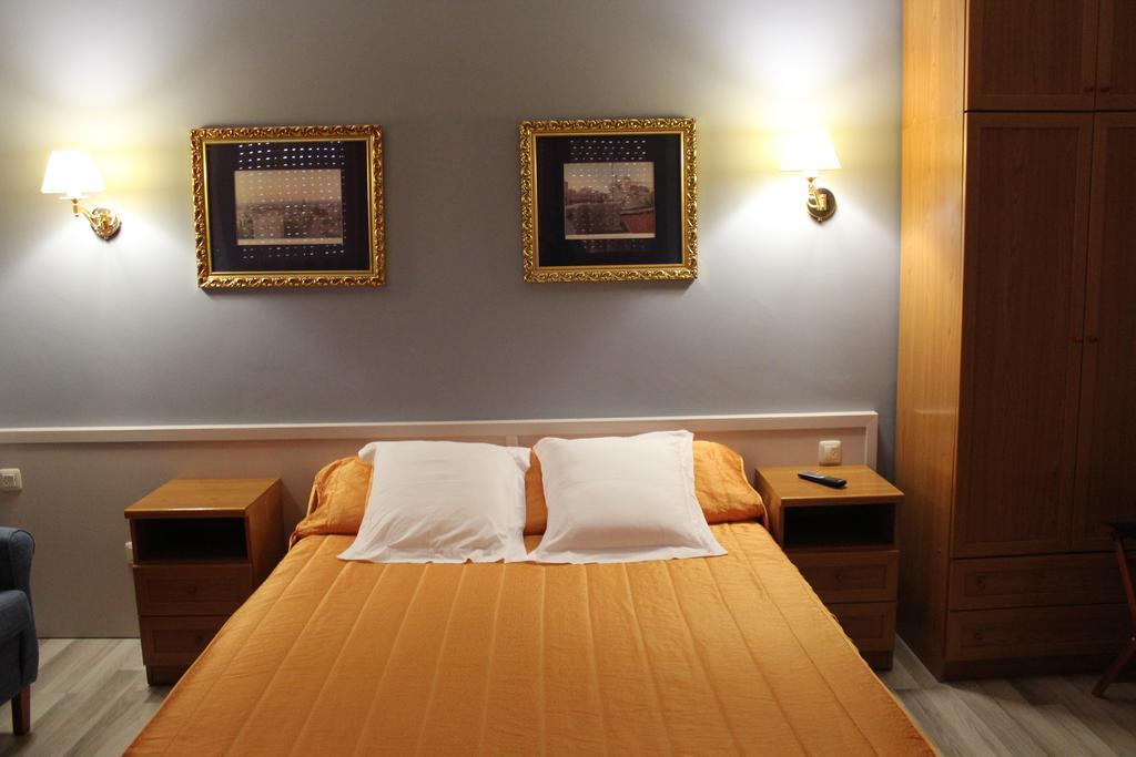 Hostal Montserrat Tona Экстерьер фото
