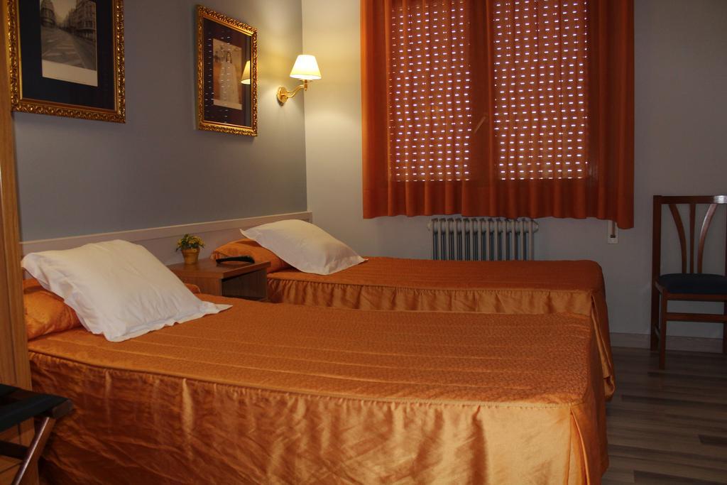 Hostal Montserrat Tona Экстерьер фото